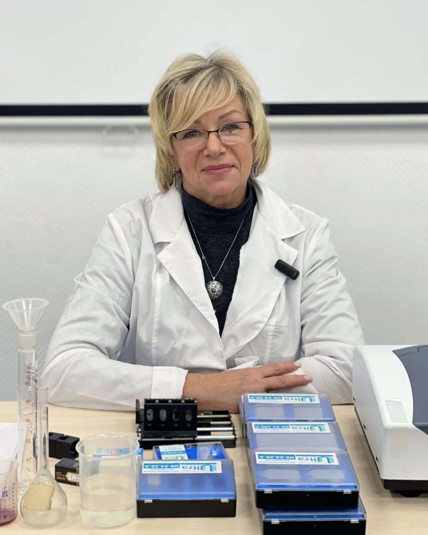 Марина Анатольевна Мягкова за лабораторным столом